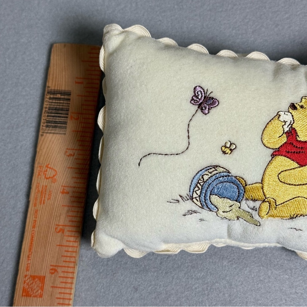 Vintage Disney Winnie the Pooh & Honey Embroidered Pillow Musical Wind Up Rare - Picture 7 of 8